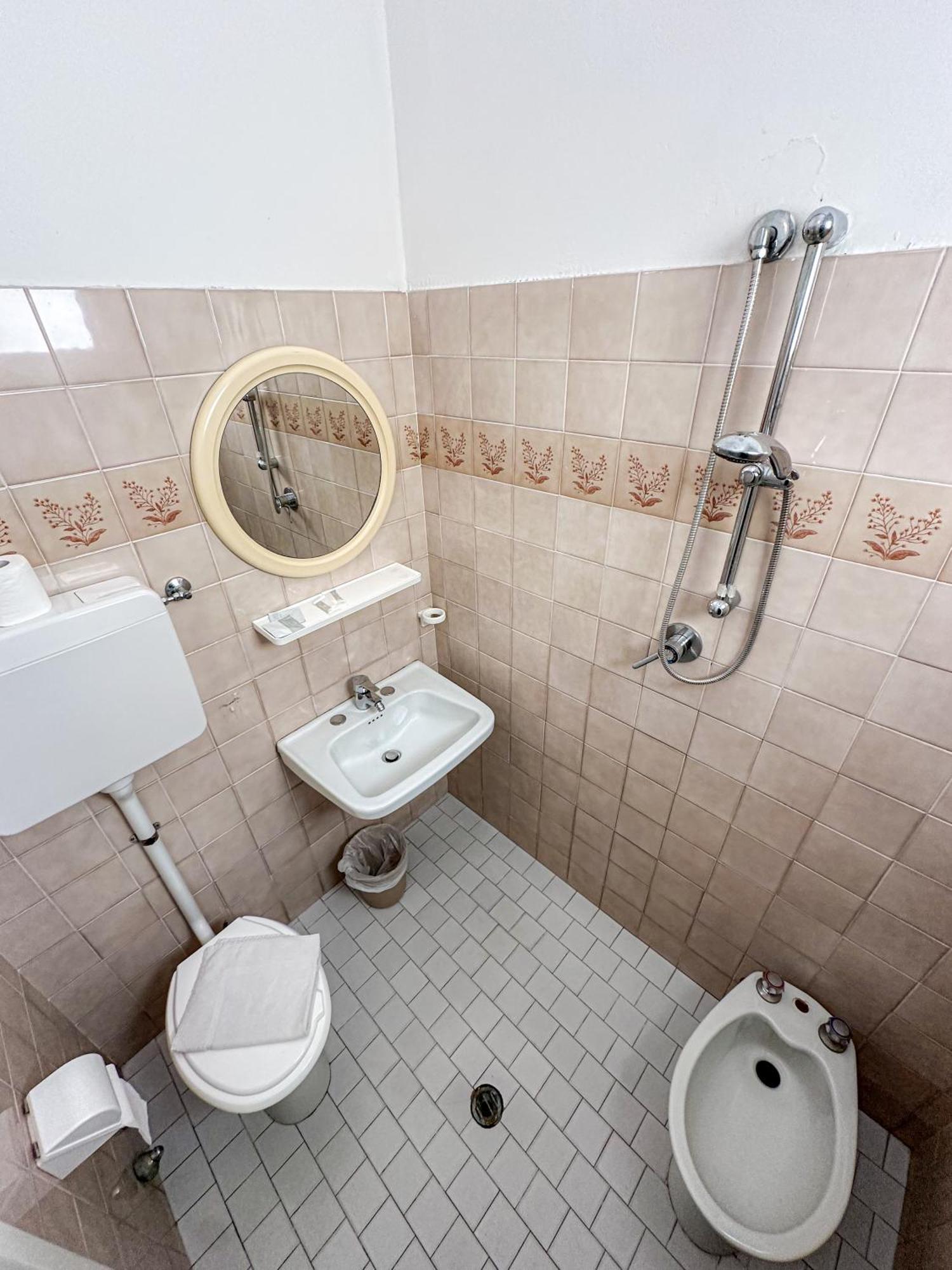 רימיני Hotel Serafini מראה חיצוני תמונה